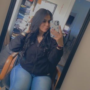 Meet your Posher, Adriana